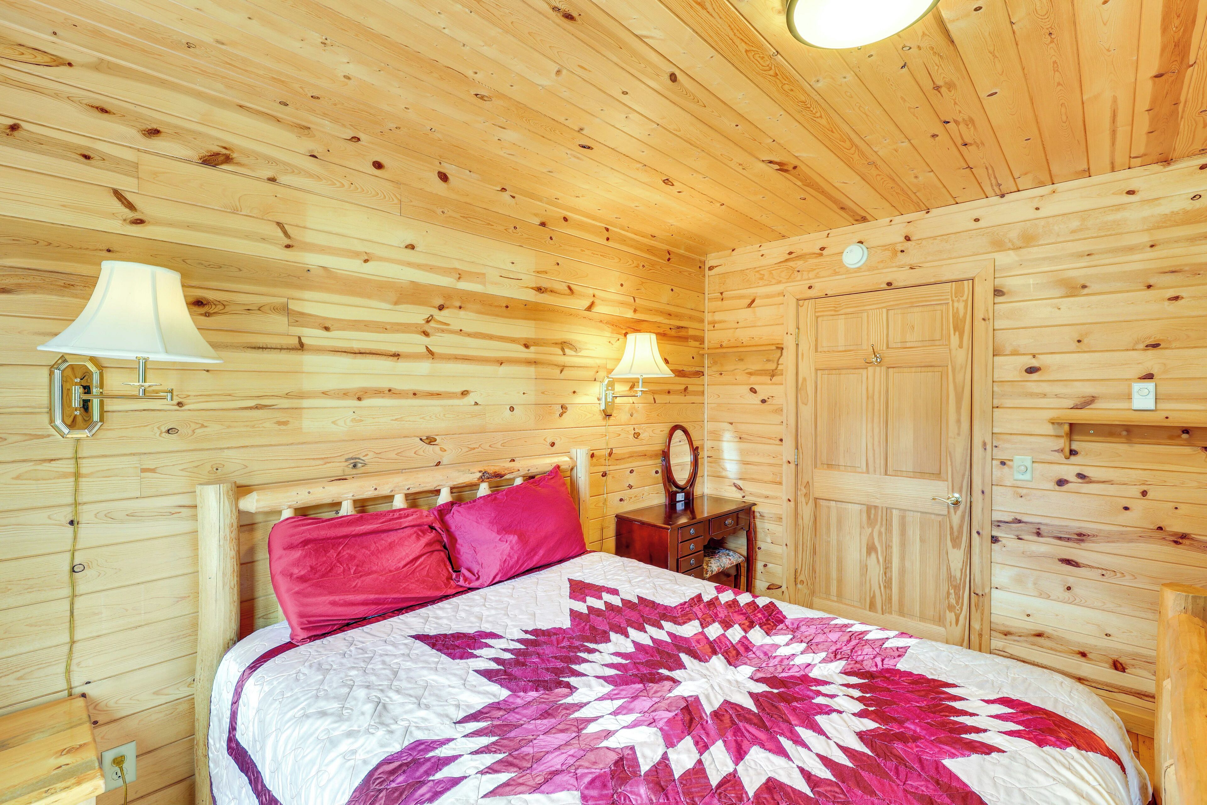 Una habitación con paneles de madera, una cama, dos lámparas de noche, un aparador y un armario.