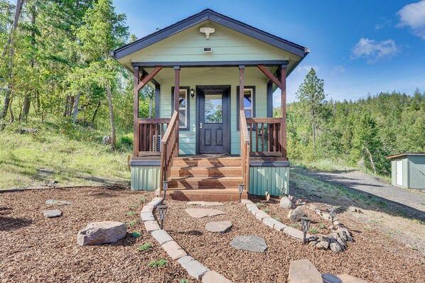 House (1 Bedroom) | Interior - Hiking Trail On-site: Mtn-view Eagle Point Retreat (Ashland)