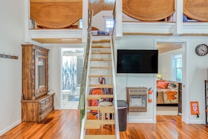 House (1 Bedroom) | Interior - Secluded Vacation Rental Bordering Creek! (Mountain View)