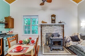 Interior - Secluded Vacation Rental Bordering Creek! (Mountain View)
