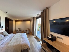 6 bedrooms, desk, iron/ironing board, travel cot