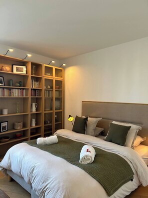 6 bedrooms, desk, iron/ironing board, travel cot - A DAY AT LA VILLA BOMPARD: RELAXATION AND ADVENTURE AWAIT (Marseille)