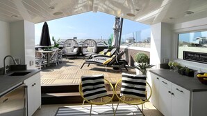 Eine moderne Küche mit Blick auf Deck und Lounge-Bereich.