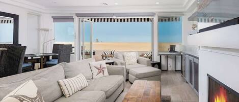 Smart-TV, Kamin, Arbeitsbereiche