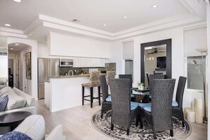 Dining - 204 E Oceanfront A | Stunning Beachfront w/Large Patio (Newport Beach)