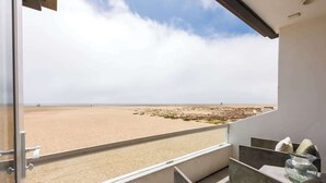 Un balcone con vista sulla spiaggia e sull'oceano.