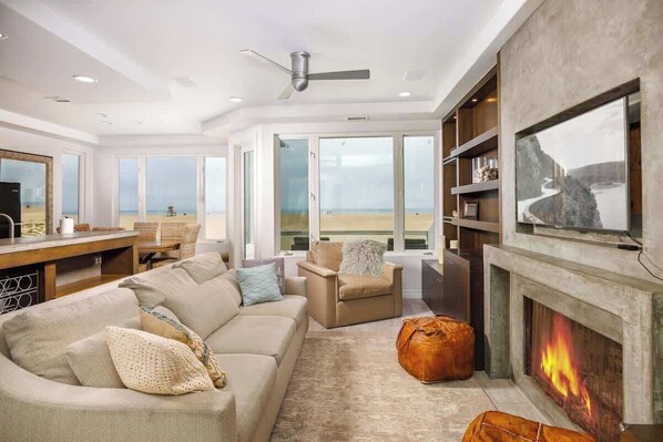 Smart TV, fireplace, offices - Beachfront Bliss • Rooftop + Ocean Views 204 EOF B (Newport Beach)
