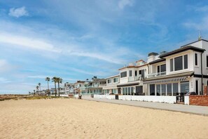 Exterior - 204 E Oceanfront B | Beachfront Bliss • Rooftop + Ocean Views (Newport Beach)