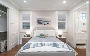 5 bedrooms, desk, iron/ironing board, free WiFi - Coastal Luxury: Remodeled Duplex w/Rooftop Deck (Newport Beach)