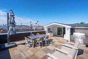 Outdoor dining - Coastal Luxury: Remodeled Duplex w/Rooftop Deck (Newport Beach)