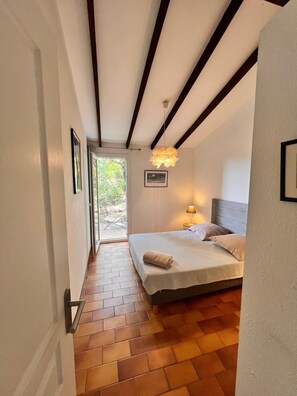 2 bedrooms, travel cot, WiFi, bed sheets - Accommodation Mésange 600m walk from SantaGiulia (Porto Vecchio)
