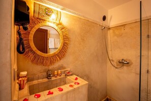 Shower, hydromassage showerhead, free toiletries, towels - Riad Lalla Khadija Moulaty And Spa (Marrakech)