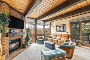 Televisie en een open haard