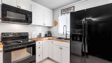 Fridge, oven, stovetop, coffee/tea maker