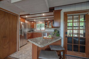 Fridge, microwave, oven, stovetop - Lakefront Escape by Innsbrook Vacations! (Innsbrook)
