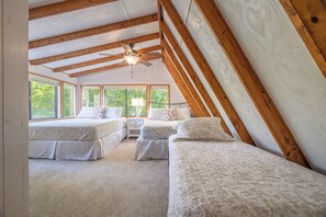 3 bedrooms, desk, WiFi, bed sheets - Lakefront Escape by Innsbrook Vacations! (Innsbrook)