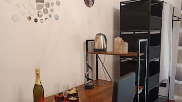 Comfort-Dreibettzimmer, Balkon | Individuell dekoriert, individuell eingerichtet, Schreibtisch