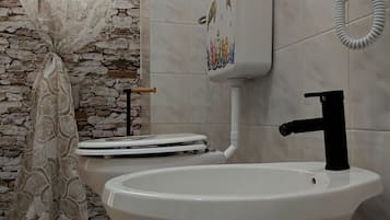 Chambre Double Deluxe, balcon, vue cour intérieure | Salle de bain | Articles de toilette gratuits, sÚche-cheveux, bidet, serviettes fournies