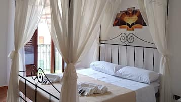 Romantic Double Room, Balcony, Courtyard View | Individually decorated, individually furnished, desk