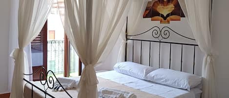 Romantische tweepersoonskamer, balkon, uitzicht op binnenplaats | Individueel gedecoreerd, individueel gemeubileerd, een bureau