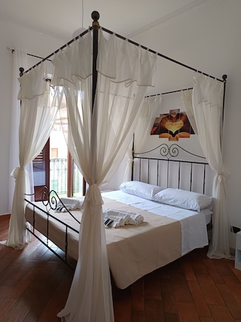 Romantic Double Room, Balcony, Courtyard View | Individually decorated, individually furnished, desk