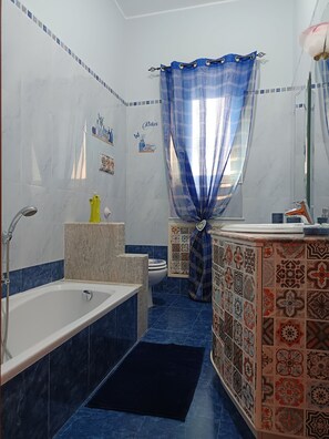 Toalettartikler (inkludert), hårføner, bidé og håndklær