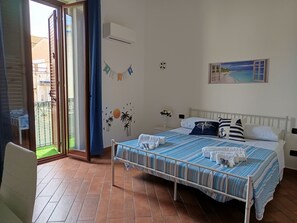 Deluxe-Doppelzimmer, Balkon, Blick auf den Innenhof | Daunenbettdecken, individuell dekoriert, individuell eingerichtet