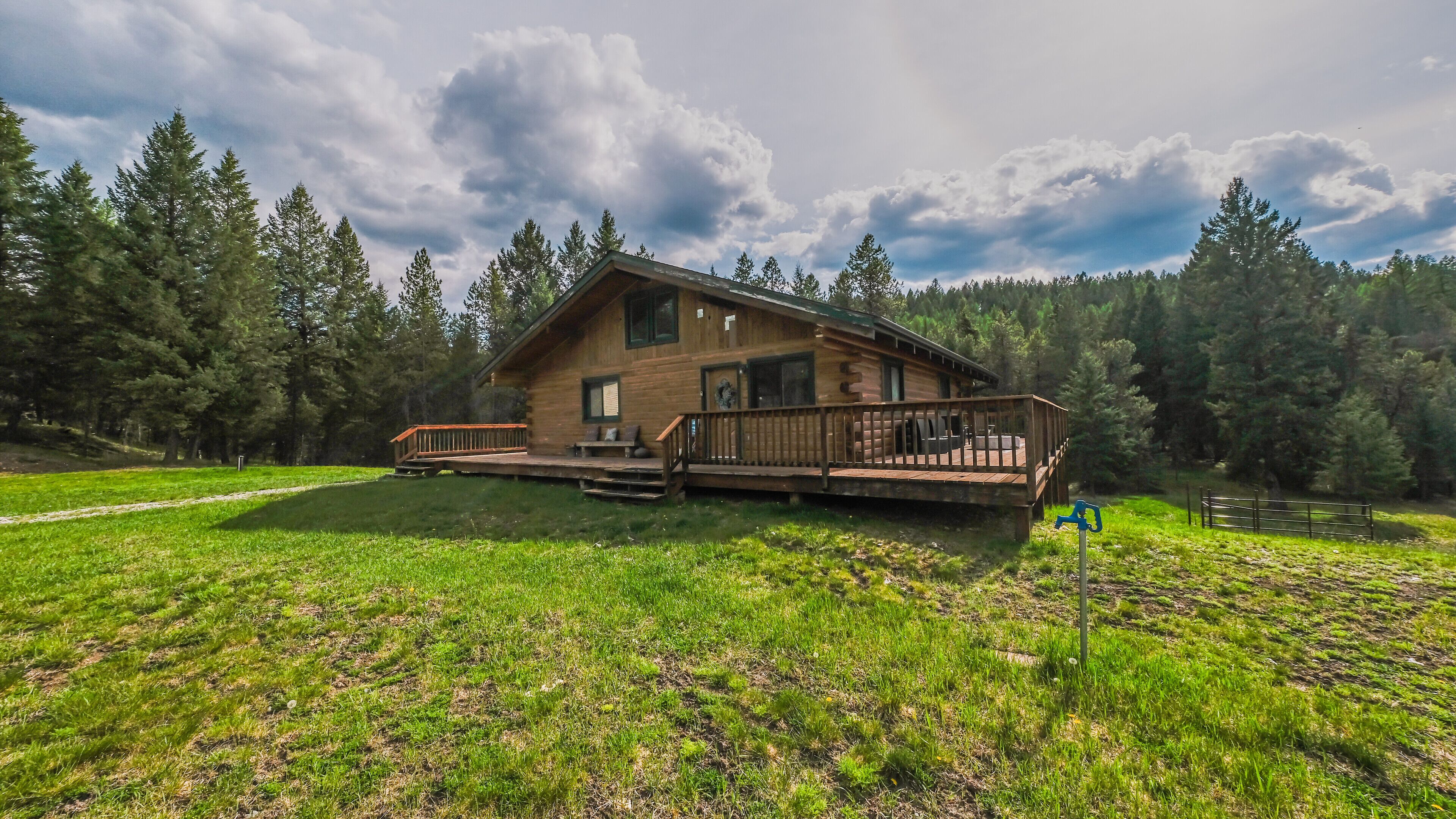 Larch Lodge – 3 BDR Secluded Log Cabin & Pet Friendly!