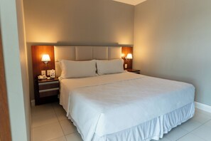 Suíte, vista para a piscina | Espaço de trabalho para notebook, Wi-Fi de cortesia