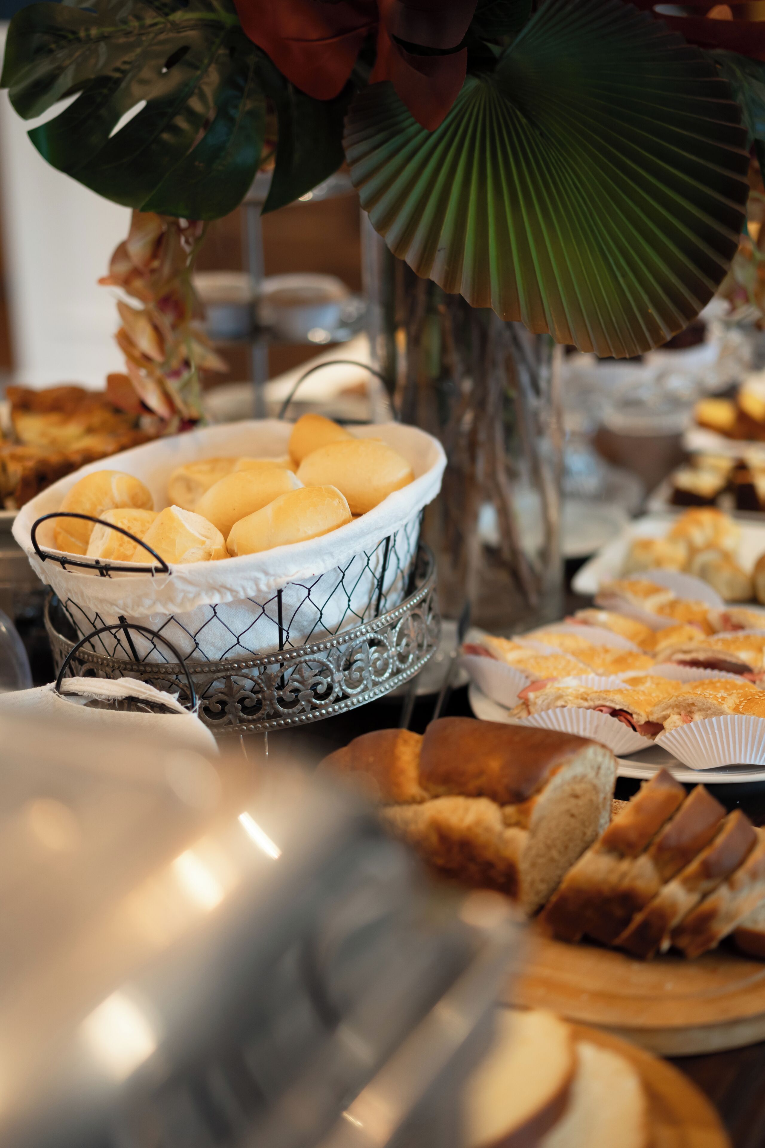 Un bufé con diversos alimentos, incluyendo pan y pasteles.