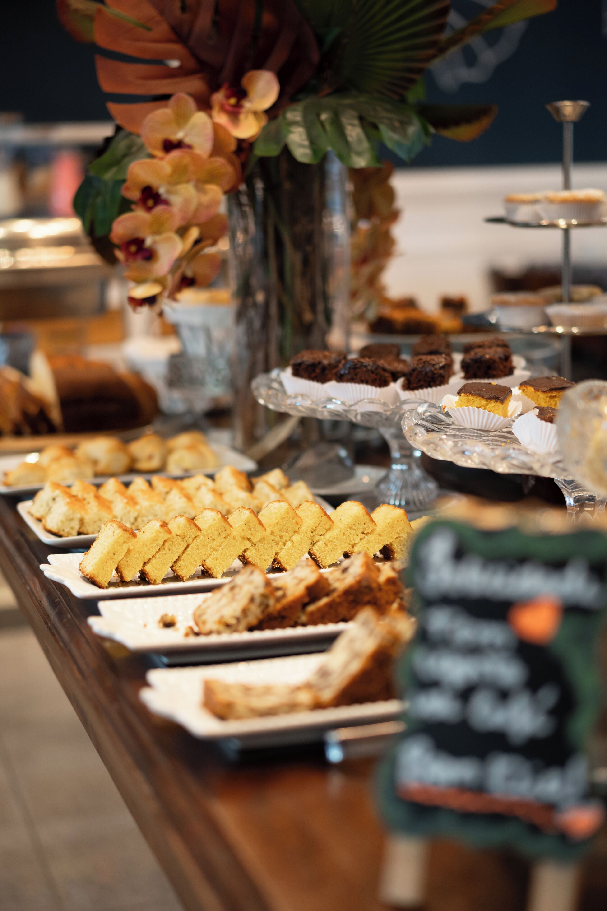 Un bufé con diversos postres y bollería.