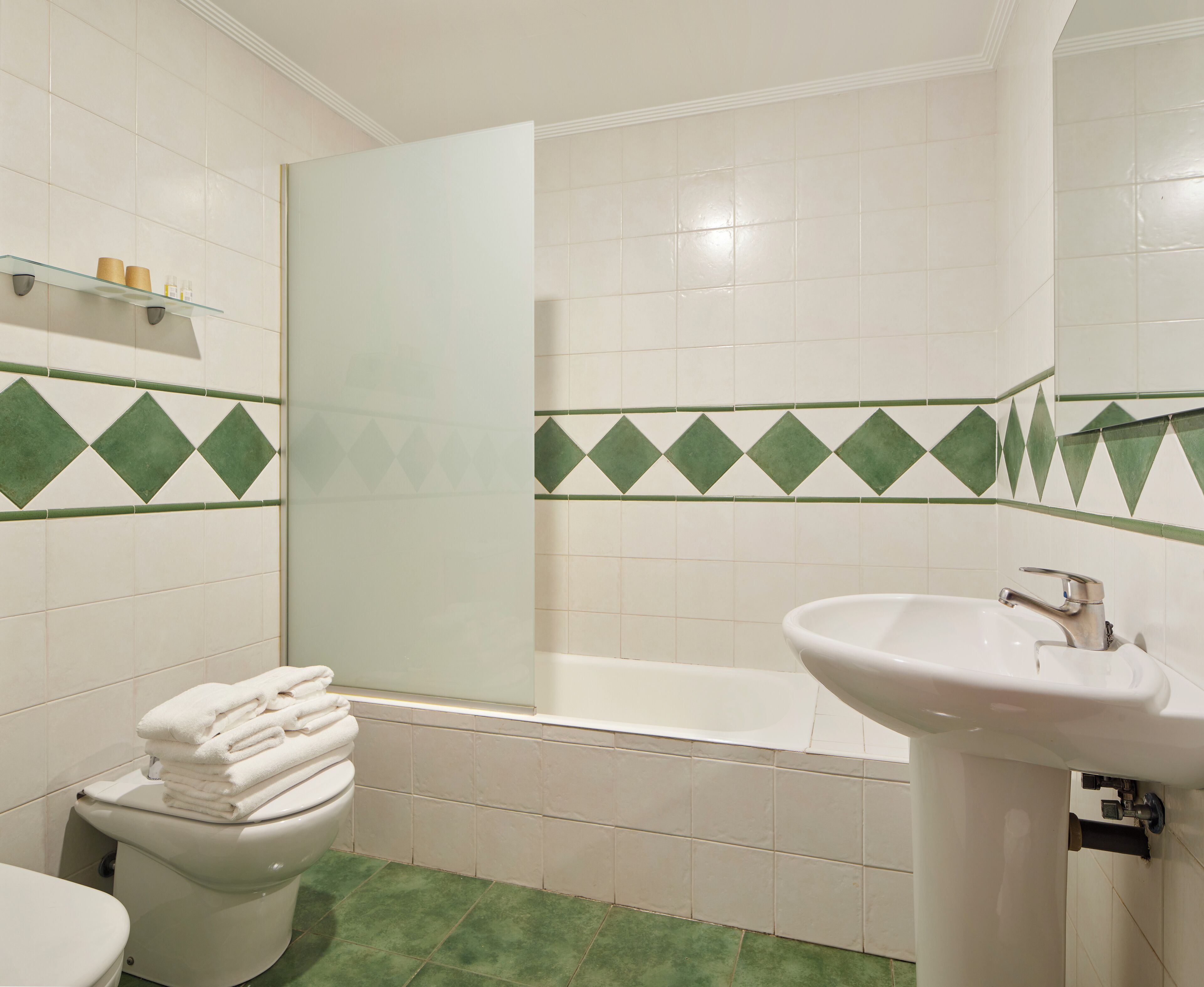 Habitación triple básica | Baño | Secadora de cabello 