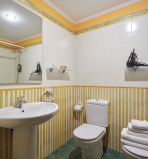 Camera Basic con letto matrimoniale o 2 letti singoli | Bagno | Asciugacapelli