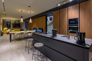 Kühlschrank, Mikrowelle, Ofen, Geschirrspüler