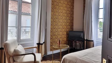 Double Room, Shared Bathroom (des Curiosités) | Blackout drapes, iron/ironing board, free WiFi, bed sheets