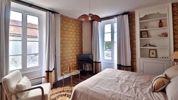Double Room, Shared Bathroom (des Curiosités) | Blackout curtains, iron/ironing board, free WiFi, bed sheets