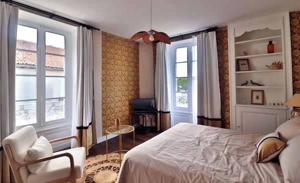 Double Room, Shared Bathroom (des Curiosités)