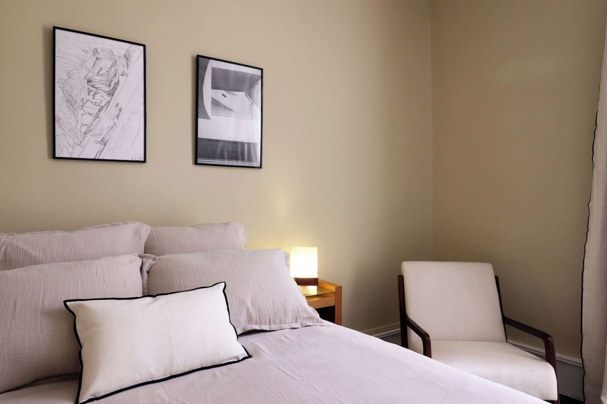 Kamer, 1 twee- of 2 eenpersoonsbedden, privébadkamer (Siza) | Verduisterende gordijnen, een strijkplank/strijkijzer, gratis wifi