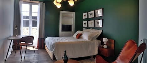 Chambre Double, salle de bains commune (Brontë) | Rideaux occultants, fer et planche à repasser, Wi-Fi gratuit