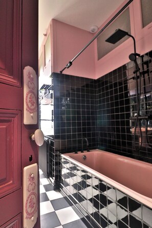 Double or Twin Room, Private Bathroom (La25) | Bathroom | Hair dryer, towels, soap, shampoo - Le25 Parahotellerie (Montbron)
