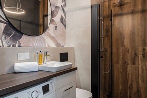Classic Apartment, City View | Bathroom | Shower, towels, soap, shampoo - RentPlanet - Apartament Chorwacka (Wroclaw)