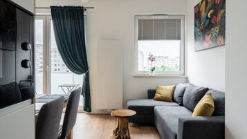 Apartamento clásico, vistas a la ciudad | Zona de estar | Televisión de pantalla plana de 27 pulgadas con canales por satélite