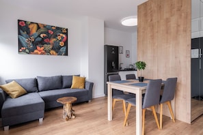 Classic Apartment, City View | Living room - RentPlanet - Apartament Chorwacka (Wroclaw)