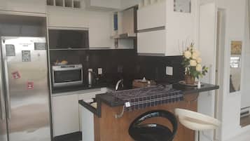 Refrigerador, microondas, horno y parrilla de estufa