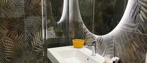 Classic-Doppelzimmer, 1 Queen-Bett und Schlafsofa, Nichtraucher, eigenes Bad | Badezimmer | Dusche, Regendusche, Haartrockner, Bidet