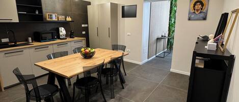 Full-size fridge, microwave, stovetop, dishwasher