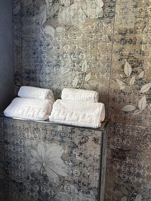 Classic Double Room | Bathroom | Shower, rainfall showerhead, hair dryer, bidet - Vesuvius Pompeii (Pompei)