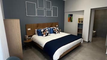 Habitación doble clásica, 1 cama Queen size y sofá cama, para no fumadores, baño privado | Minibar, caja de seguridad en la habitación y insonorización