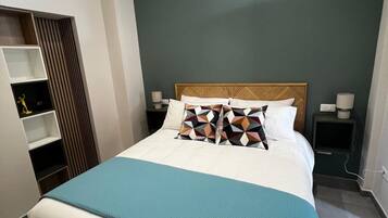 Klassieke tweepersoonskamer | Een minibar, een kluis op de kamer, geluiddichte muren