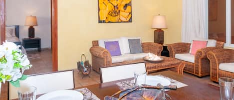 Condo, 2 habitaciones | Área de sala de estar